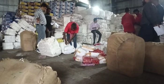 বেনাপোল বন্দরের ৩৭ নম্বর শেডে মিলল নিখোঁজ ১৯ প্যাকেজ ভারতীয় পণ্য